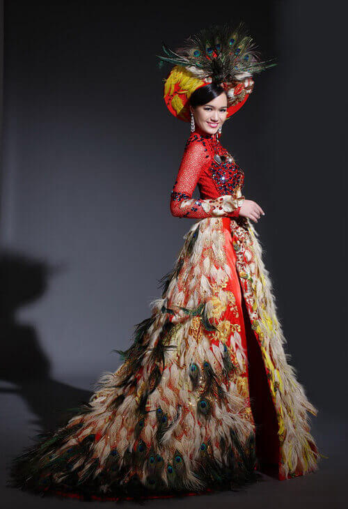 Nhìn lại các mẫu áo dài của người đẹp Việt tại Miss World - Hình ảnh 5