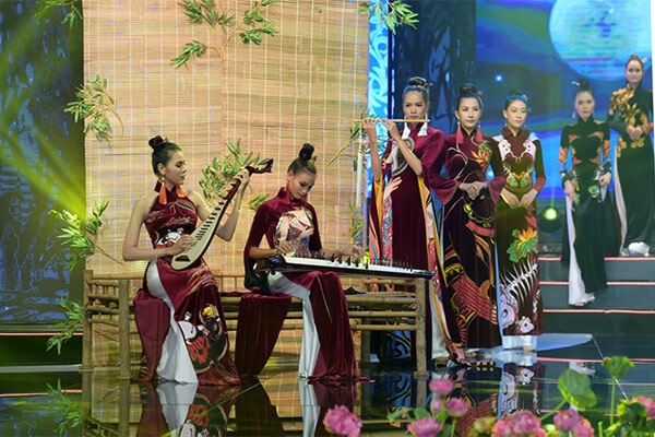 Người mẫu teen Bảo Nguyên mở màn bộ sưu tập áo dài Vũ điệu Đông Hồ - Hình ảnh 10