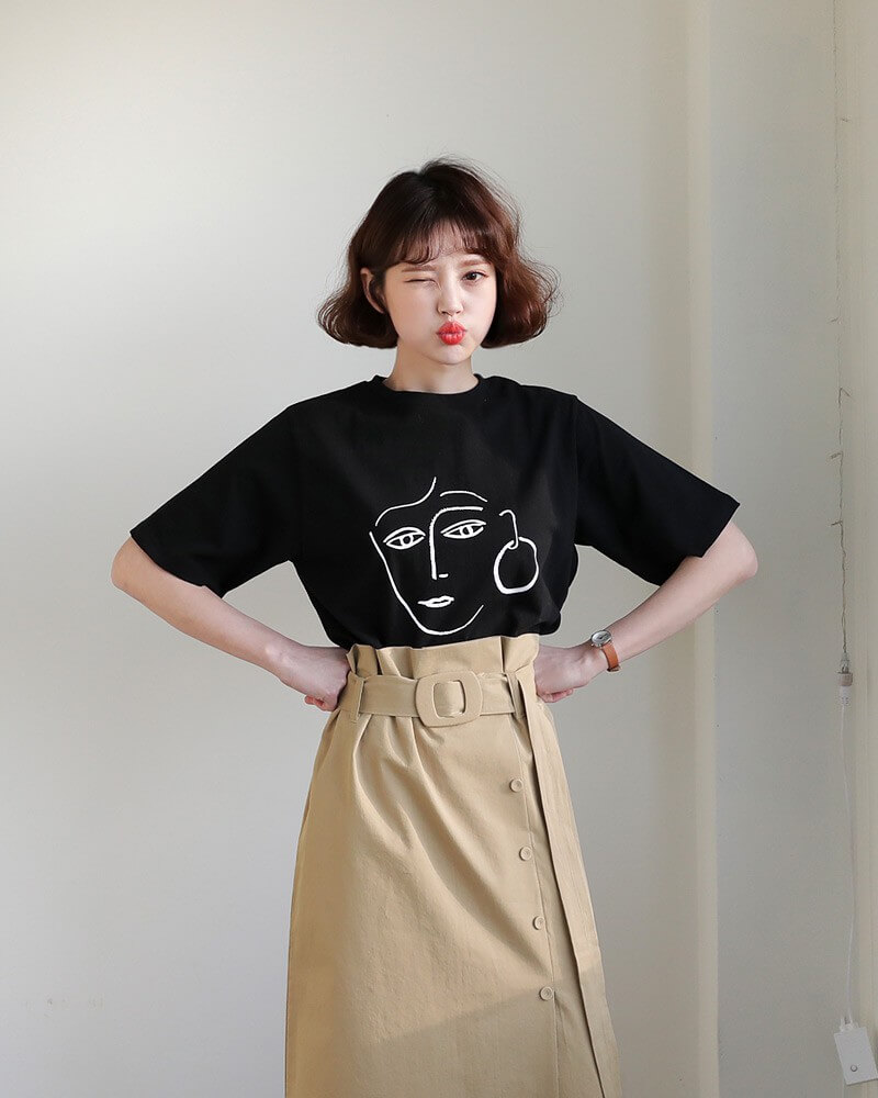 Áo thun in họa tiết mặt người đang nổi bần bật tại Hàn Quốc