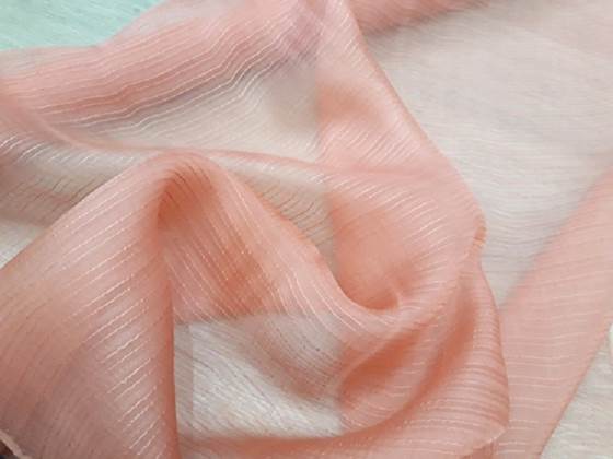 Voan là chất liệu vải được tạo nên từ các sợi nhân tạo, mềm mại và đem lại cảm giác thoáng mát, dễ chịu cho chị em