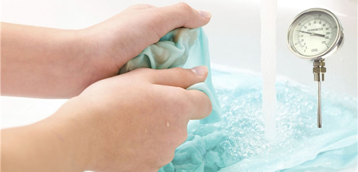 Đối với trang phục được may từ vải tơ tằm Ý, bạn nên ưu tiên giặt tay